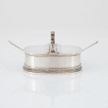 salt & pepparkar, sterling silver, Stockholm 1957 samt två skedar, silver, Stockholm 1954.