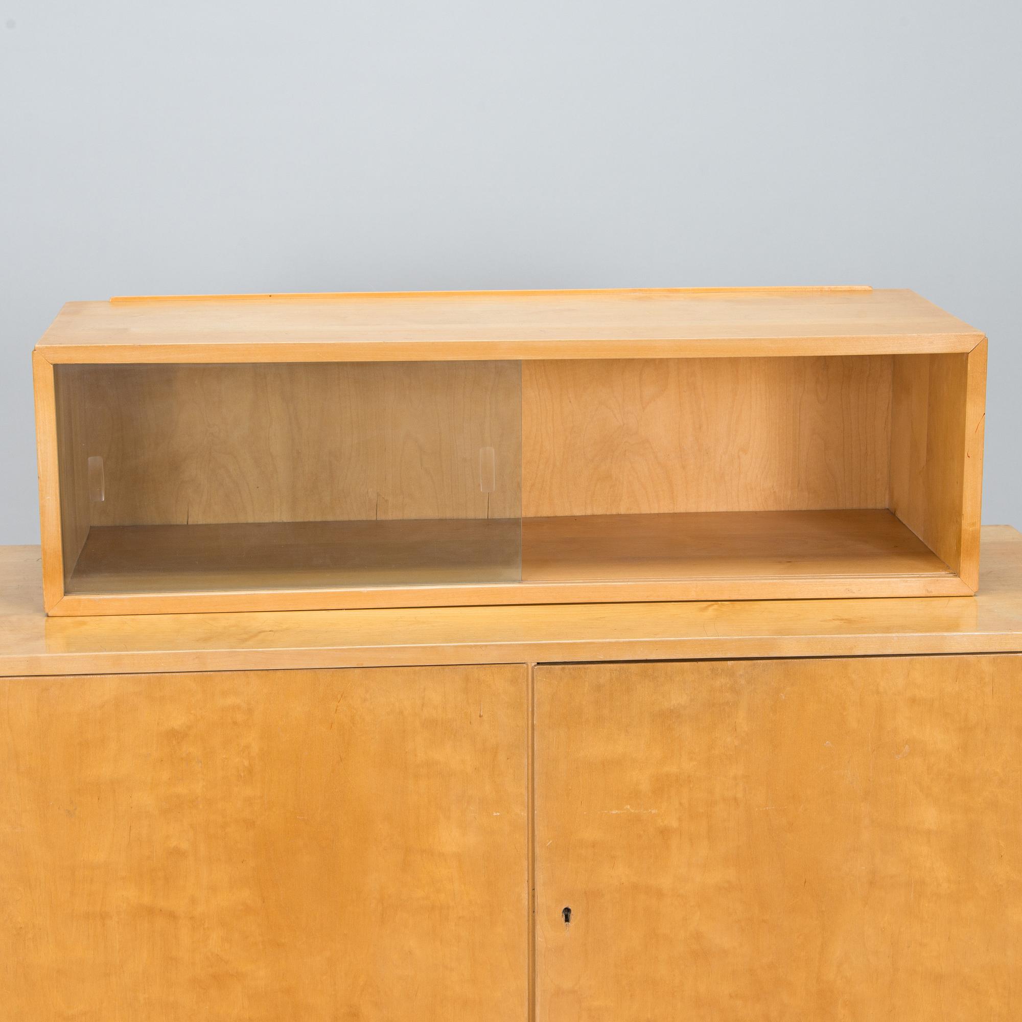 Aino Aalto, kaappi, malli 808 ja vitriini, malli 214 O.Y. Huonekalu- ja Rakennustyötehdas A.B. 1950-luvun alku.