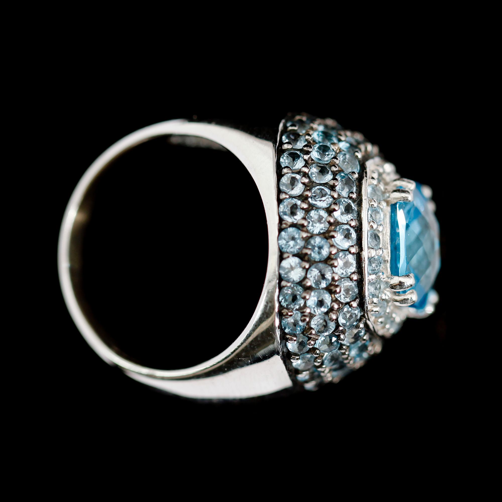 RING, 14 k vitguld, blå topaser ca 8.0 ct. Total vikt ca 13 g.