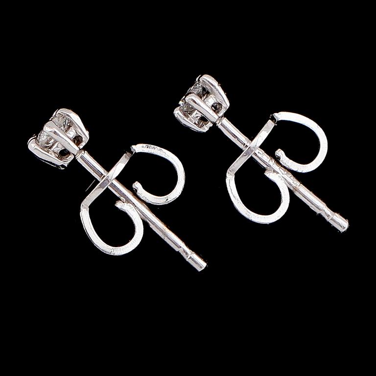 ÖRHÄNGEN, 1 par, 18K vitguld, briljantslipade diamanter tot ca 0.17 ct.