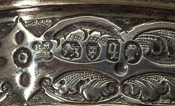 BÄGARE PÅ FOT, sterling silver, London 1871. Vikt 340 g.