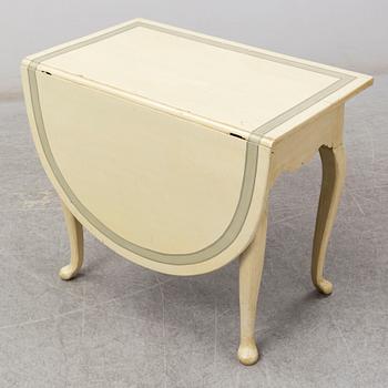 A late 18th or early 19th century gate leg table.