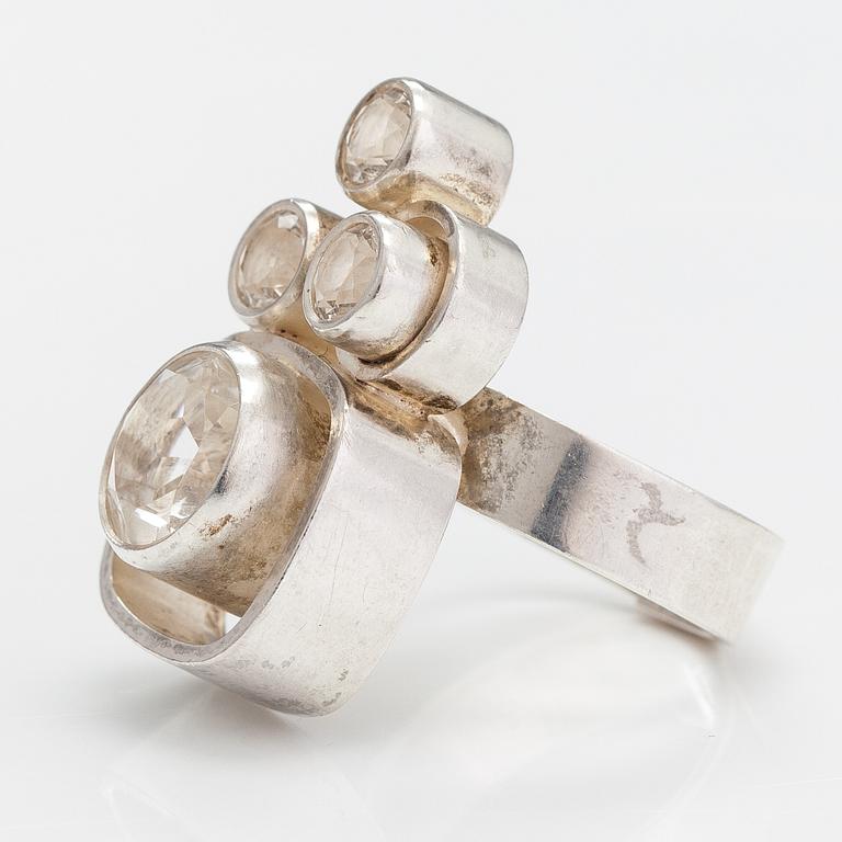 Elis Kauppi, Ring "Fjällbäck", sterlingsilver och bergskristall. Kupittaan kulta, Åbo.