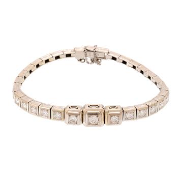An 18K white gold bracelet with brilliant cut diamonds.