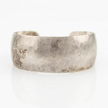 Rey Urban, bangle, sterling silver, hammered finish.