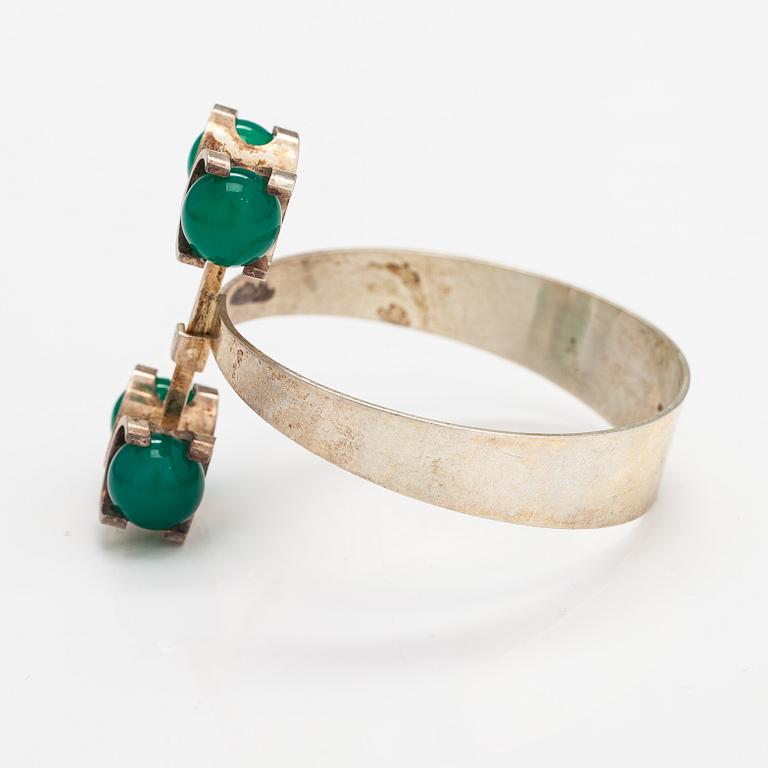 Rannekoru, stelringhopeaa ja kalcedoneja. Kupittaan kulta, Turku.