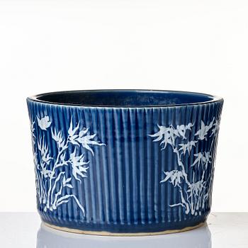 A large slip decorated flower pot, Qing dynasty, 19th Century.