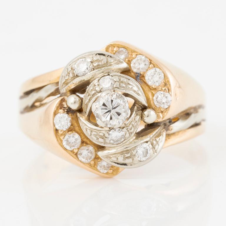 Ring, 18K guld med briljantslipade diamanter.