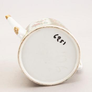 A Chinese kanton porcelain teapot second half of the 19th century.
