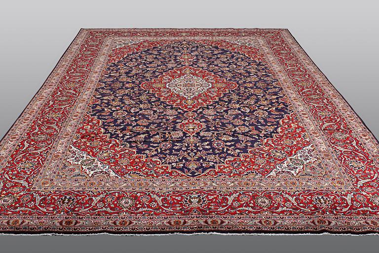 A carpet, Kashan, ca 420 x 292 cm.