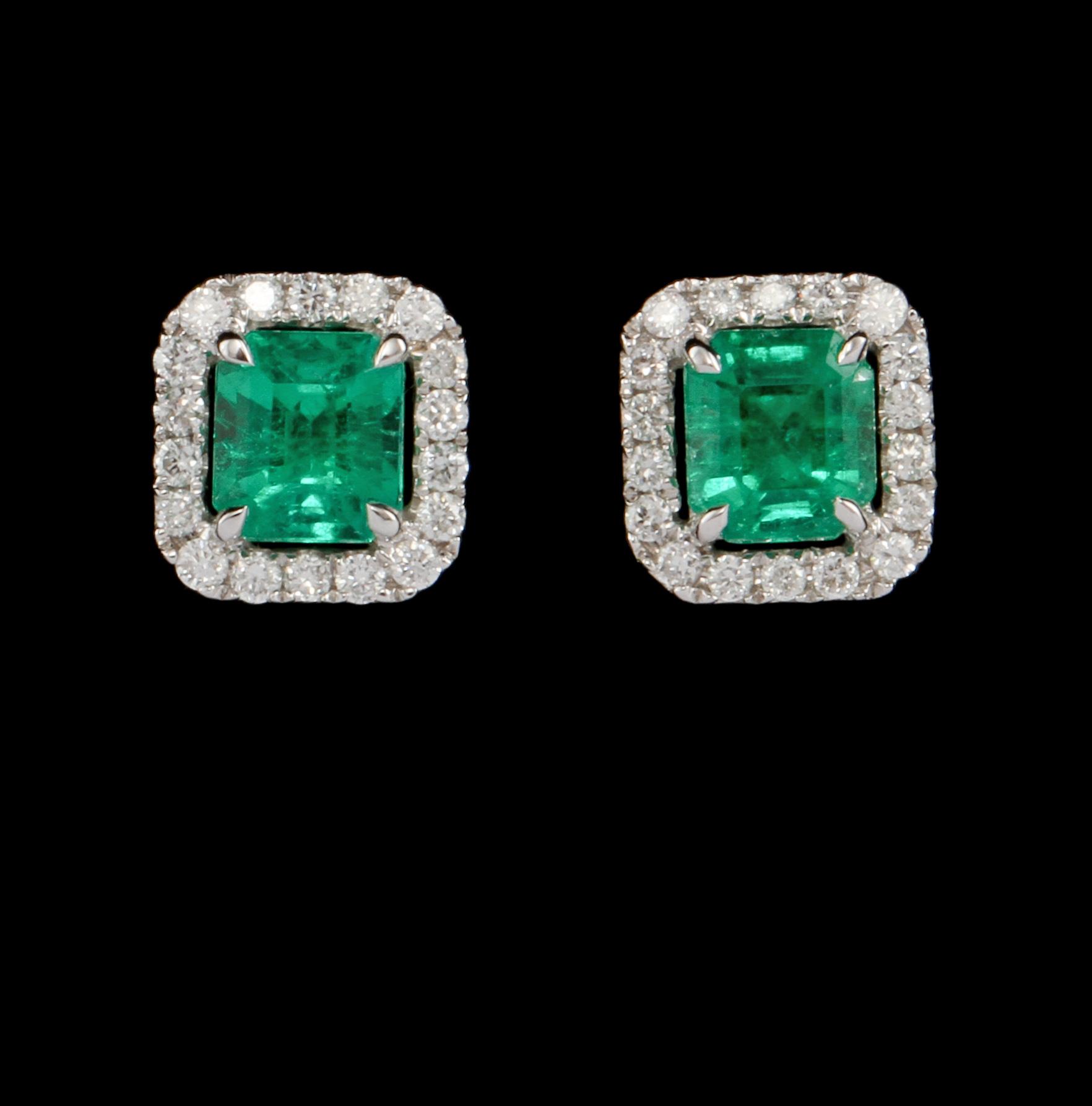ÖRHÄNGEN, 18k vitguld med briljantslipade diamanter 0.20 ct samt smaragdslipde smaragder, 0.75 ct. Vikt 2 g.