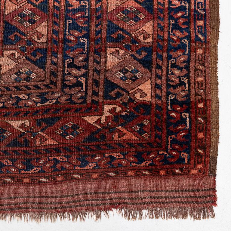 An antique carpet, Ersari, Afghanistan, ca 426 x 311 cm.