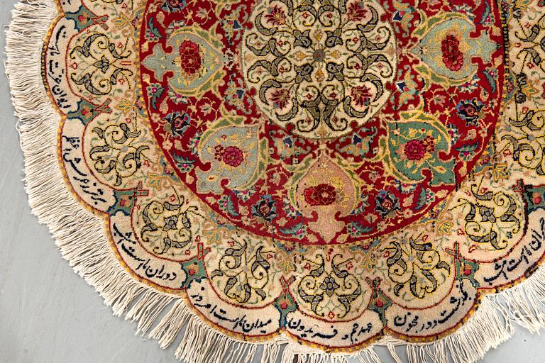 A semiantique Tabriz carpet diameter 95 cm.