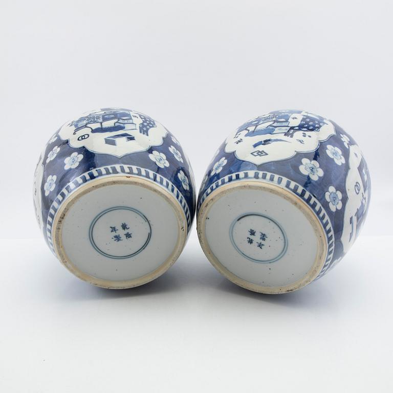 Lock urns, a pair, Kangxi style, 19th century.