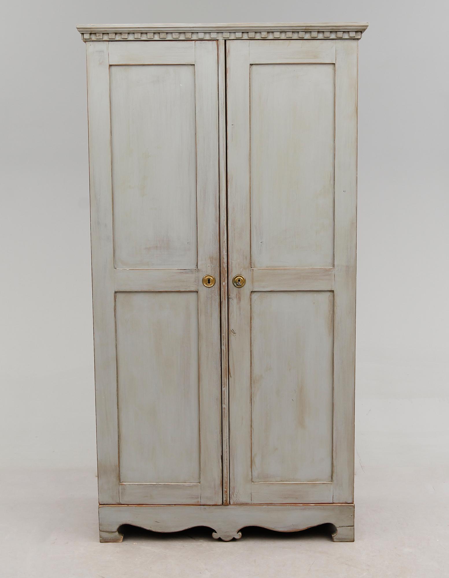 KLÄDSKÅP, omkring år 1900.