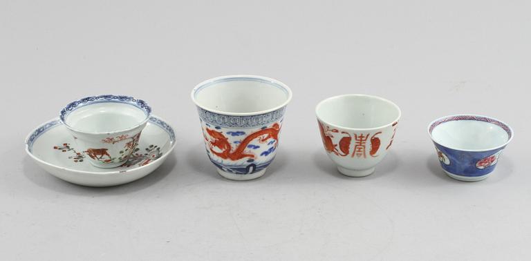 KOPP MED FAT samt KOPPAR, 3 st, porslin, Kina, 1700/1800/1900-tal.