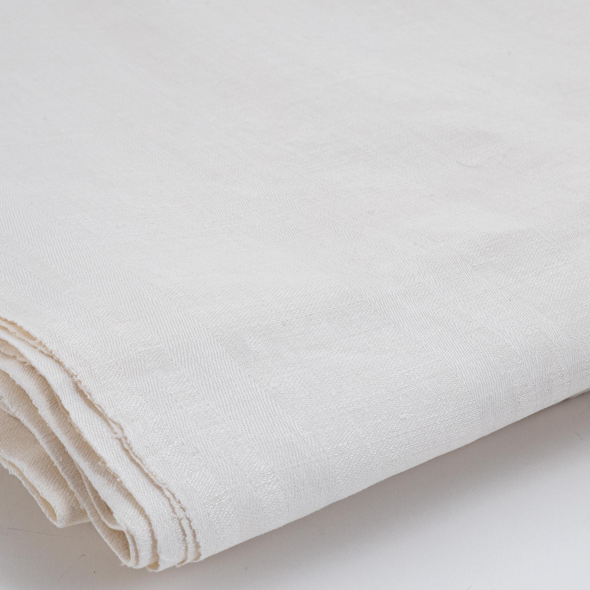 Två dukar och 7 servetter, linnedamast.