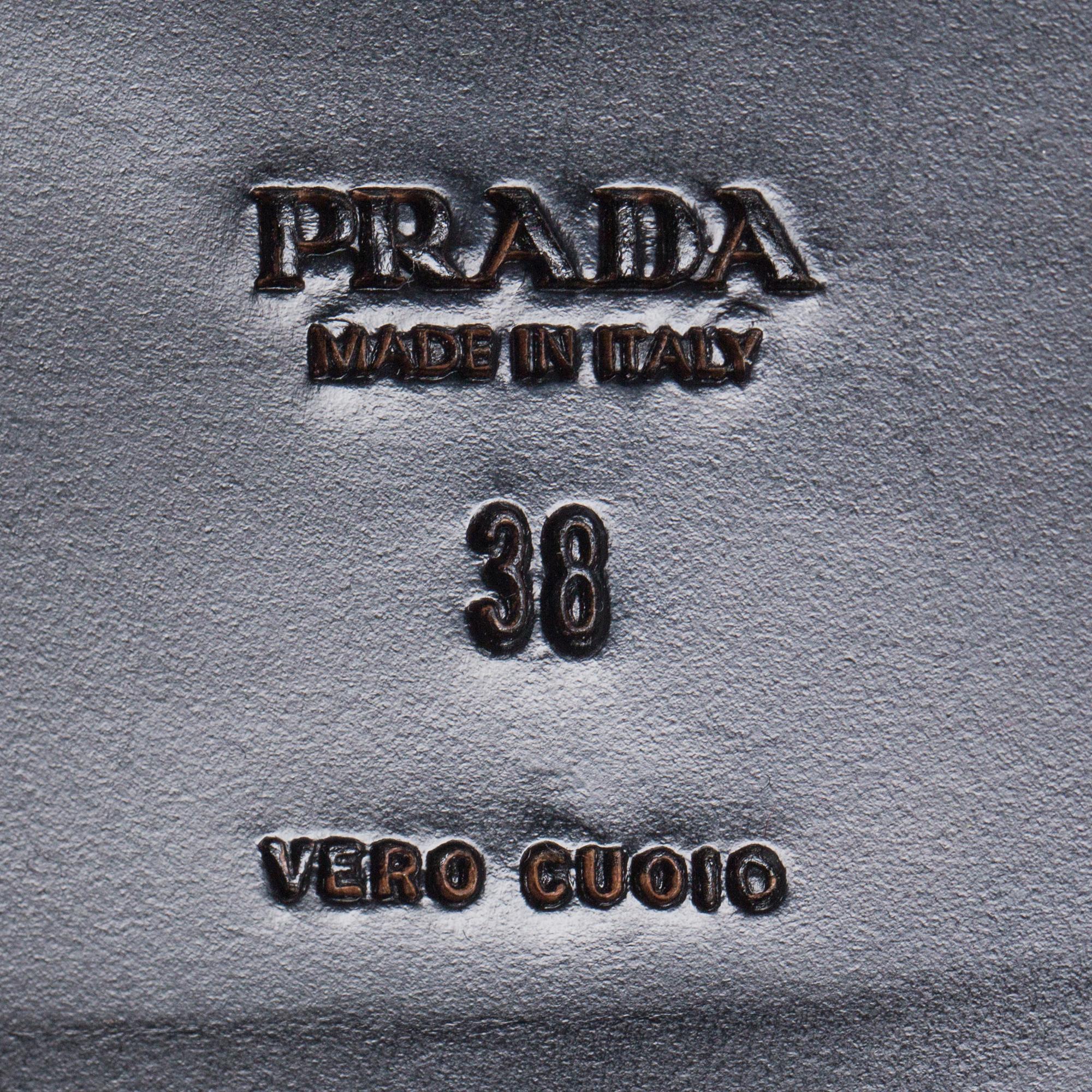 SKOR, Prada.