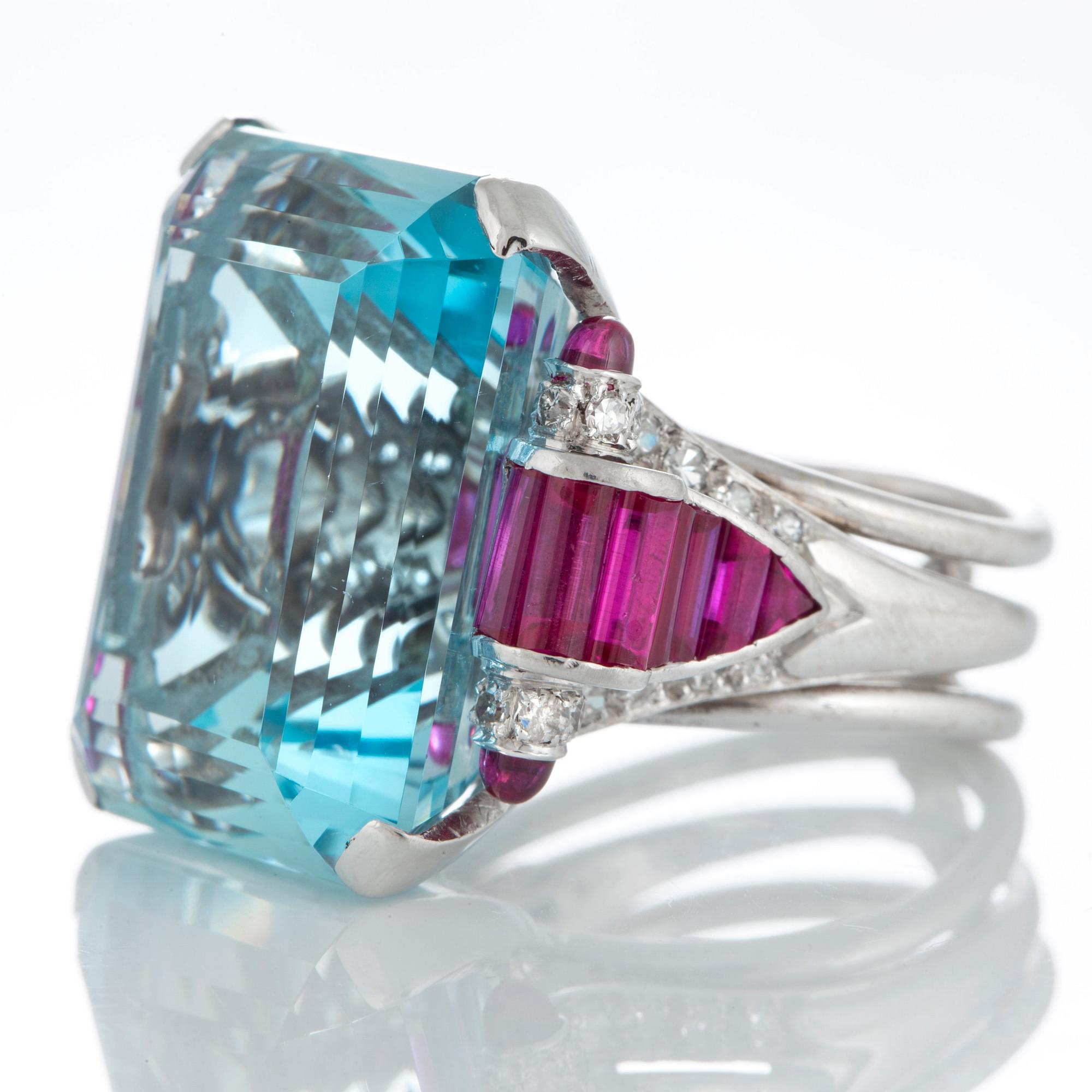Ring med en fasettslipad akvamarin ca 35 ct och trappslipade rubiner total vikt ca 1.50 ct.