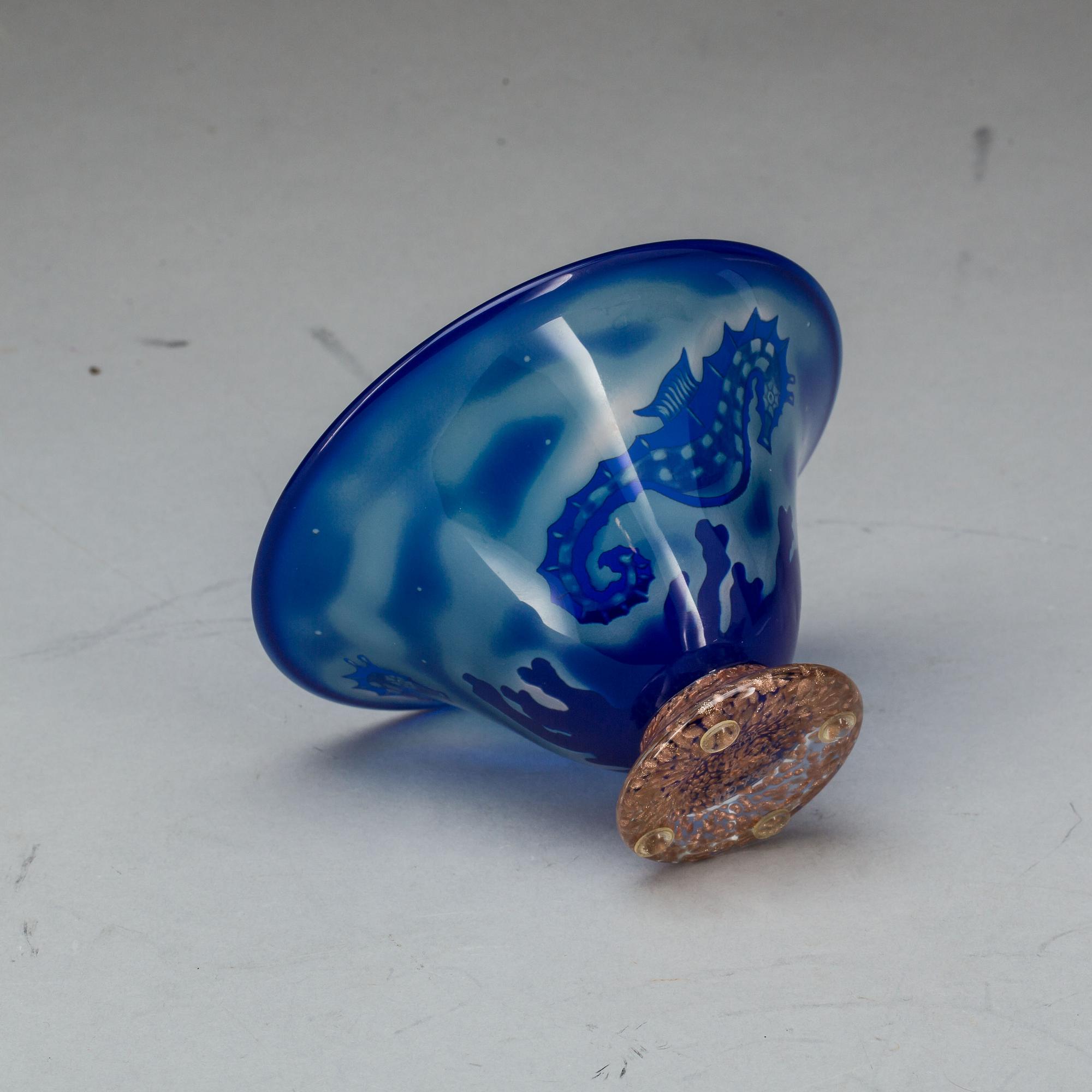 VAS, glas. Astrid Gate, Johansfors. Signerad, unik och daterad 2004.