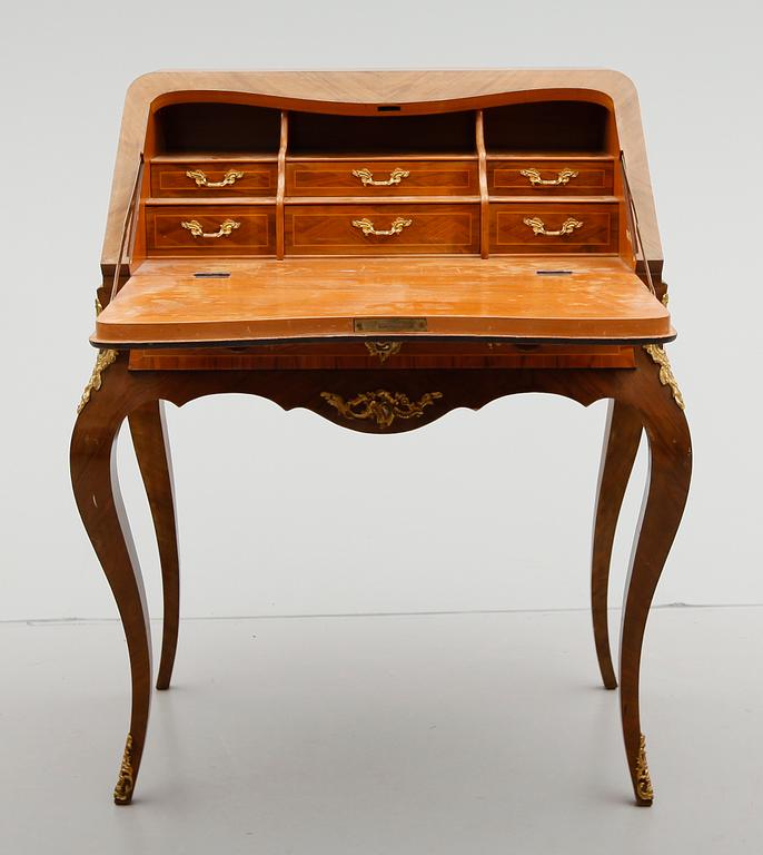 SEKRETÄR, Louis XVI-stil, 1900-talets första hälft.
