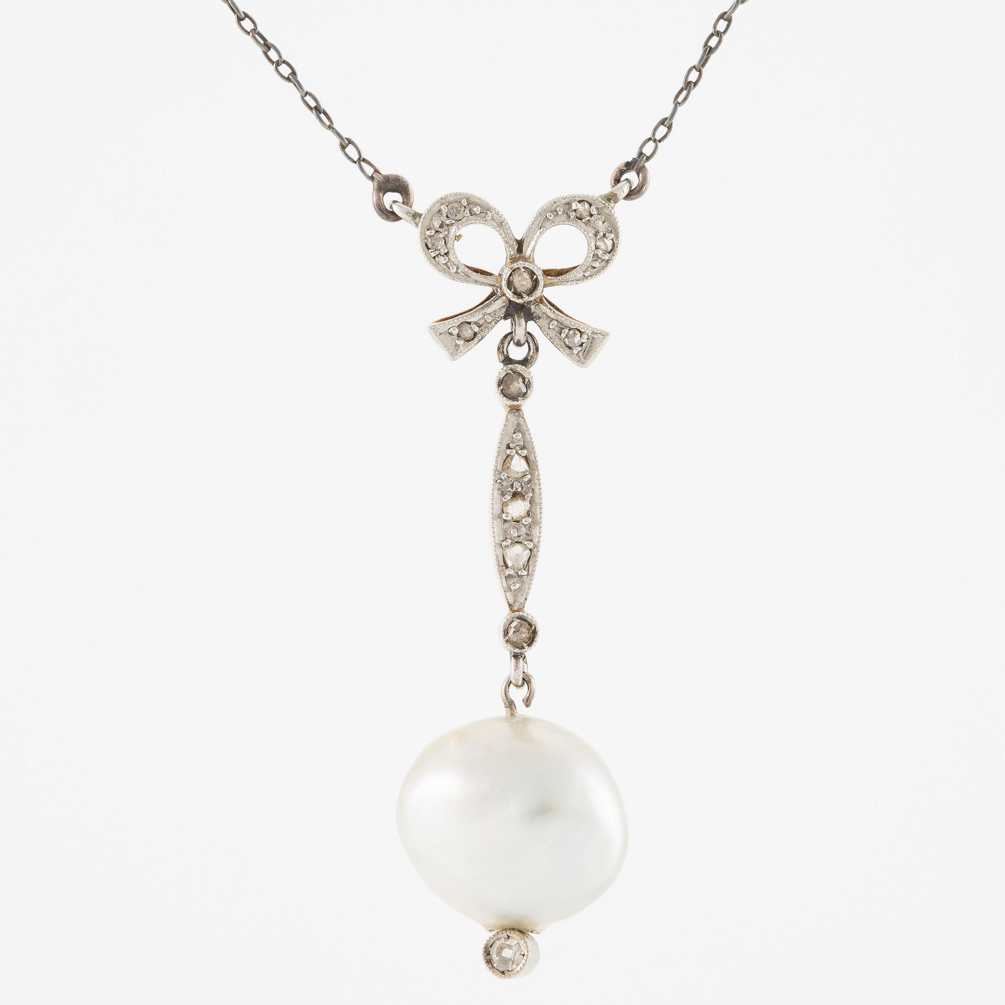 Collier 18K guld och silver med en odlad pärla och rosenslipade diamanter.