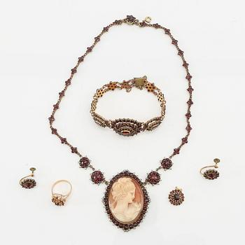 Garnet jewellery, 5 pcs, 18K gold and gilded metal, with seed pearls and shell cameo.