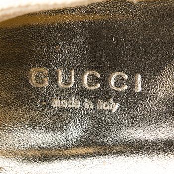 SKOR, Gucci.