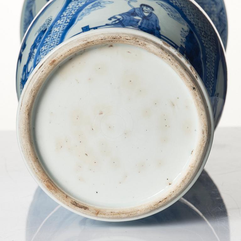 A blue and white vase, Qing dynasty, Kangxi (1662-1722).