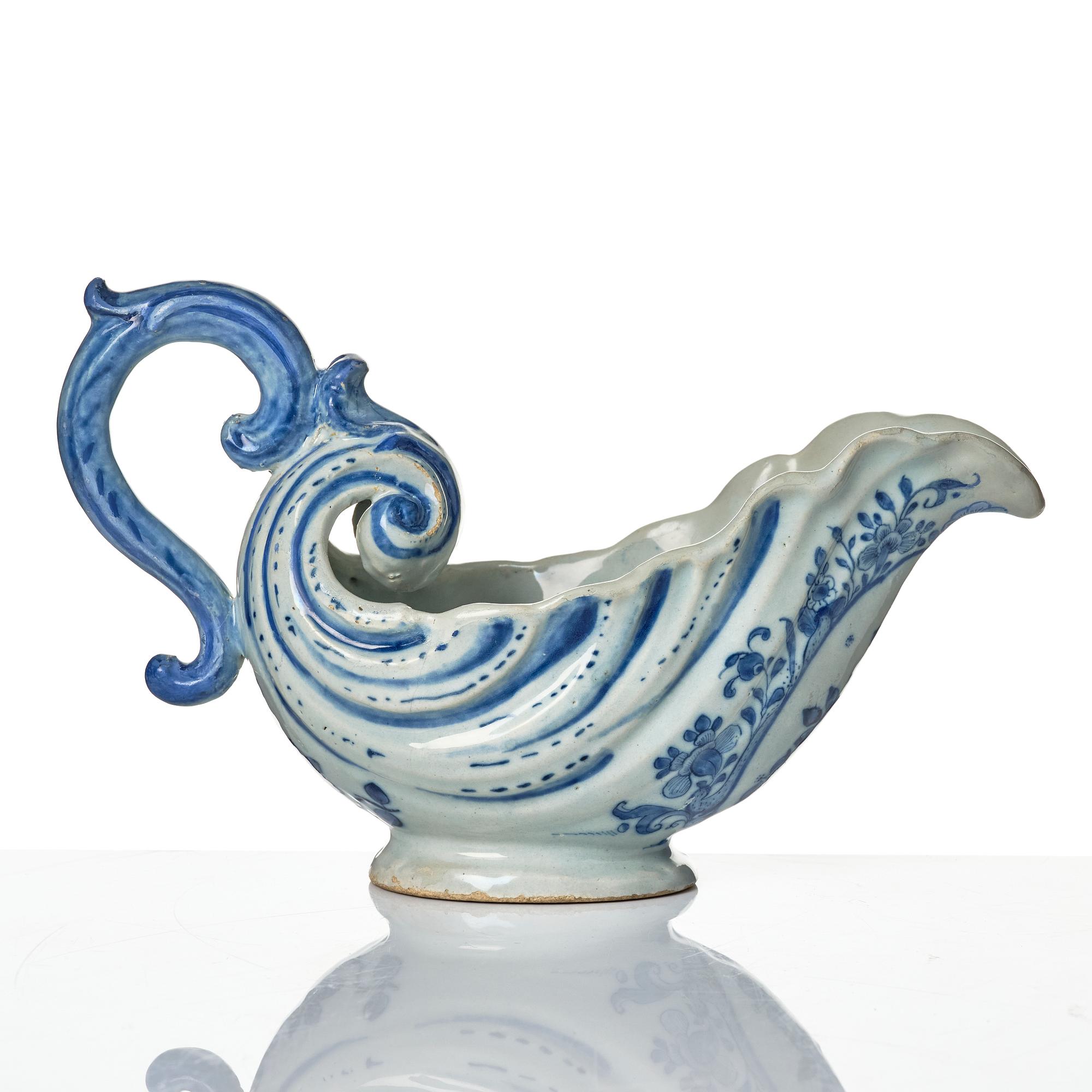 A Dutch faience saucer, 18th century.