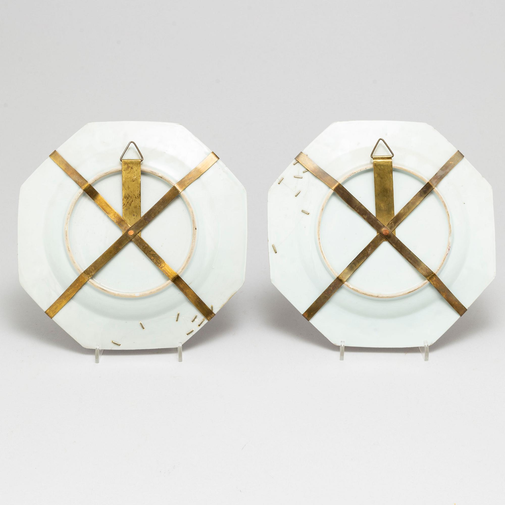 A pair of famille rose export porcelain plates, Qing dynasty, Qianlong (1736-95).