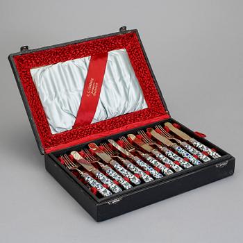 BESTICKSERVIS, 24 delar, silver och porslin, C G Hallberg, Stockholm 1881, total vikt cirka 1140 gram.