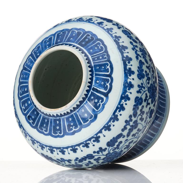 A blue and white jar, Qing dynasty, 19th Century.