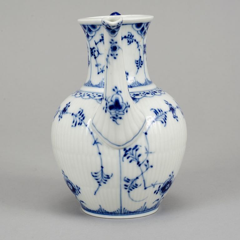 Royal Copenhagen, a 'Musselmalet' part service, Denmark (14 pieces).