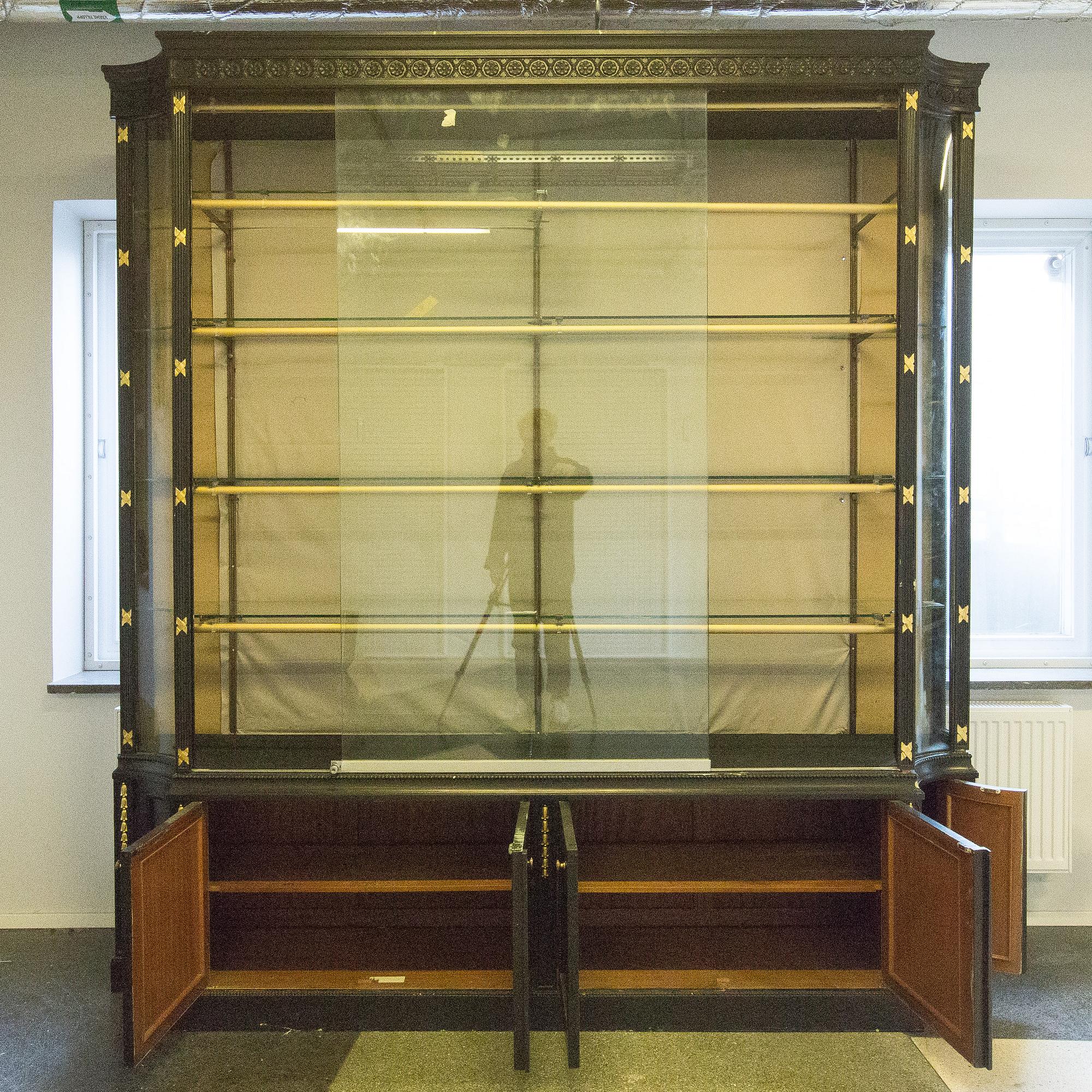 An early 20th century Gustavian style vitrine,