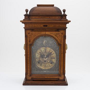 A walnut mounted bracket clock, 18th/19th Century.