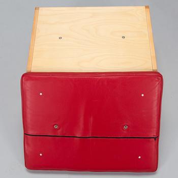 Alvar Aalto, nojatuoli ' High back tank'  E400 för Artek 1999. Ben af Sculten, rahi 445 Artek 1999.