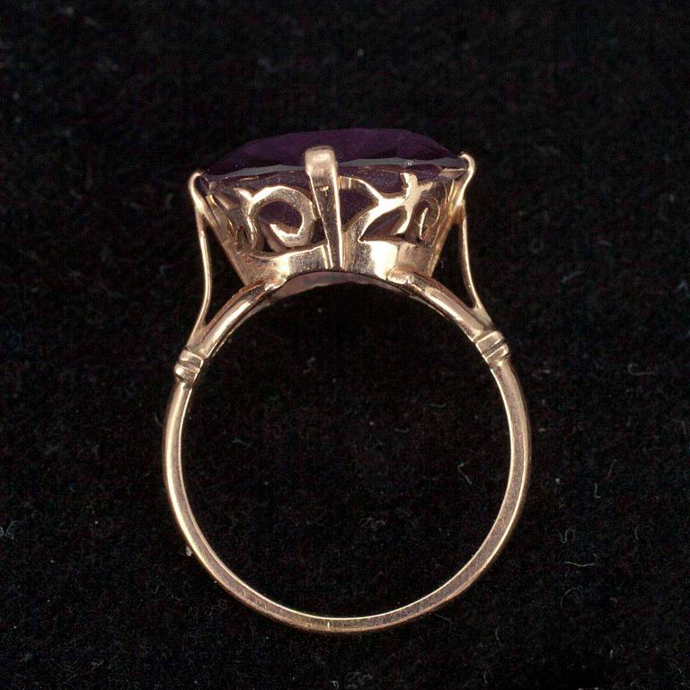 ÖRHÄNGEN ETT PAR, SAMT RING, guld 14K, syntetiska alexandriter. Tot. vikt ca 14,2 g.