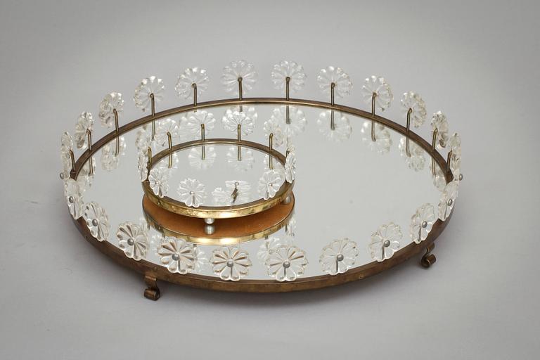 BORDSPLATEAU samt COASTER, mässing. Firma Svenskt Tenn. 1900-talets mitt.