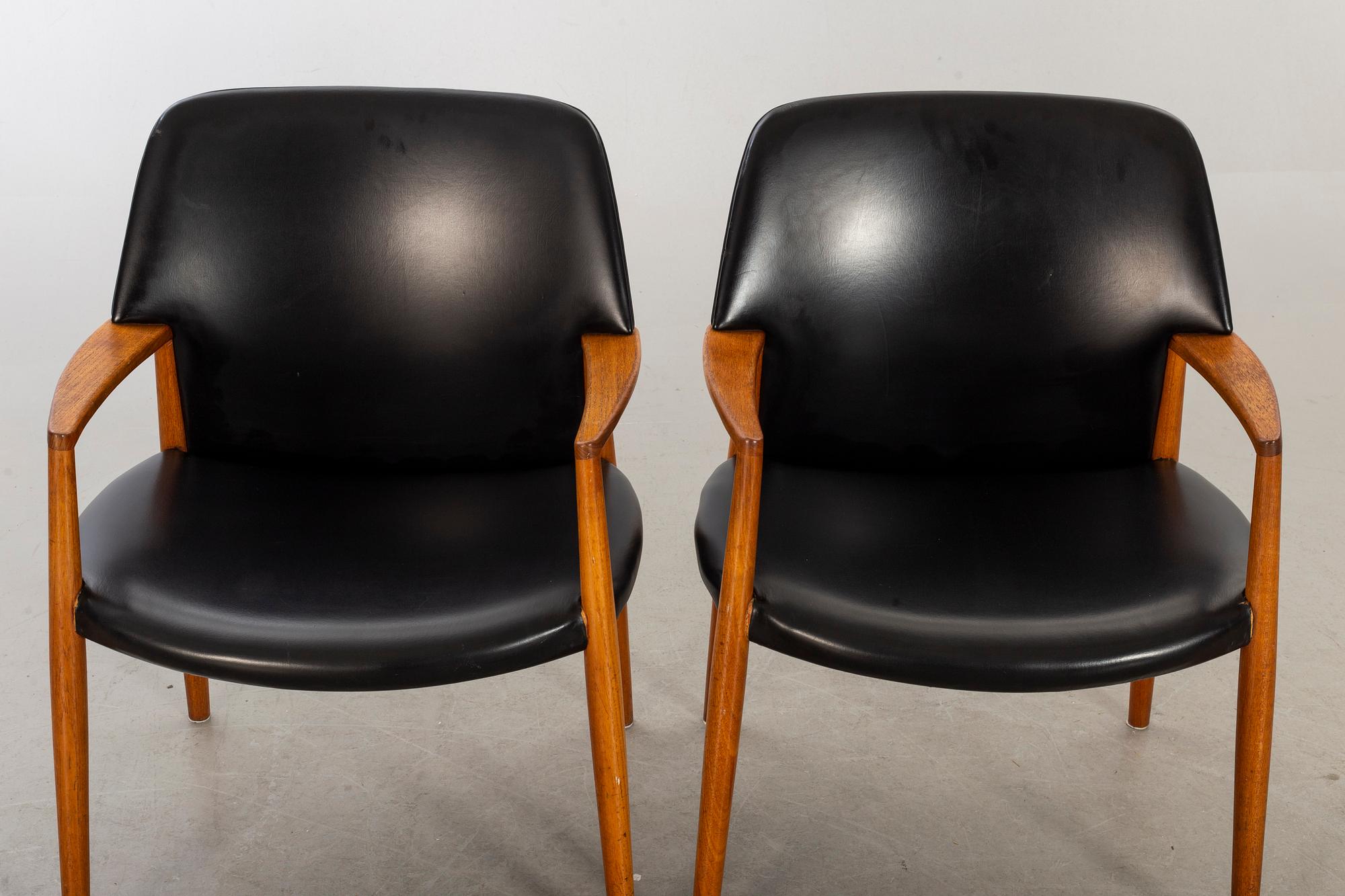 AKSEL BENDER MADSEN/EJNAR LARSEN,  karmstolar modell 6302  ett par för Fritz Hansen 1950/55.