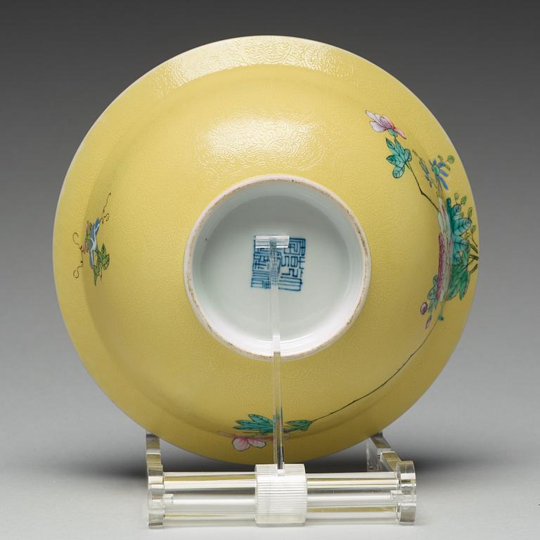 A yellow glazed sgrafitto bowl, late Qing dynasty with Qianlong mark.