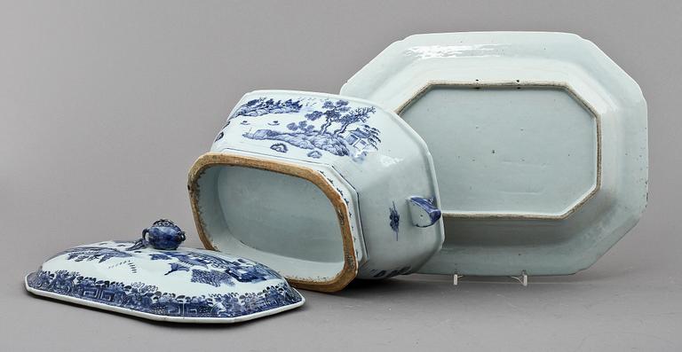 TERRIN MED LOCK OCH FAT, porslin, Kina, 1700-tal.
