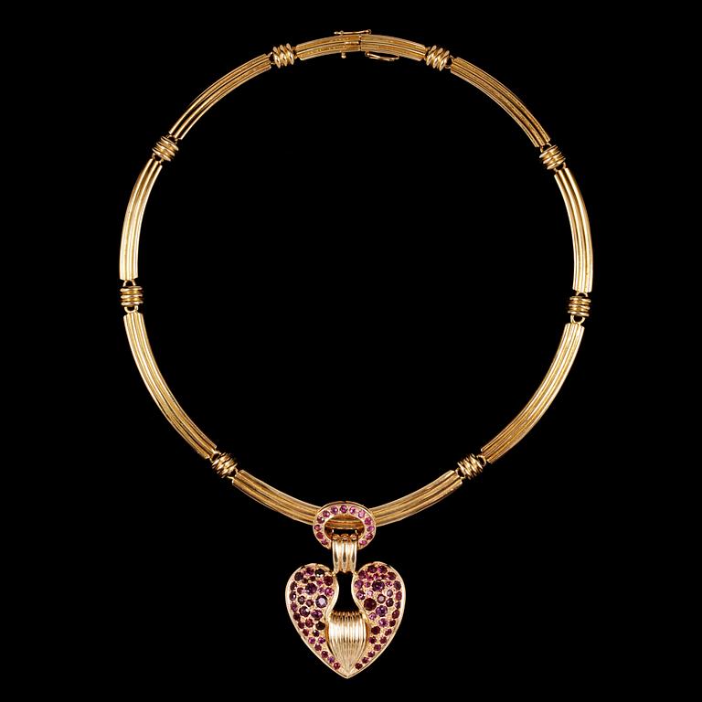 A gold and ruby heart necklace. Weight 71,2 g.