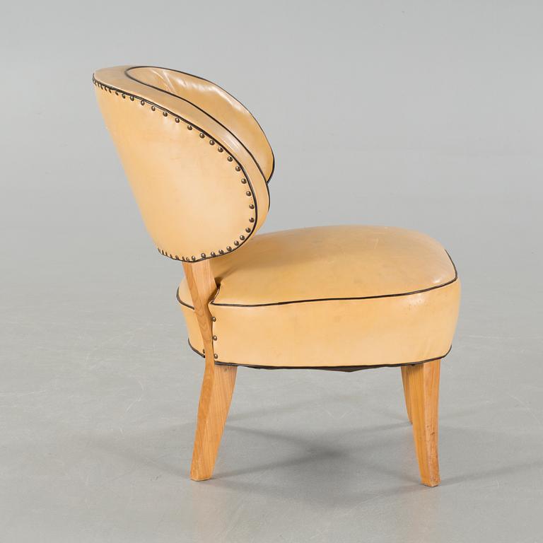 A 1940s lounge chaoir.