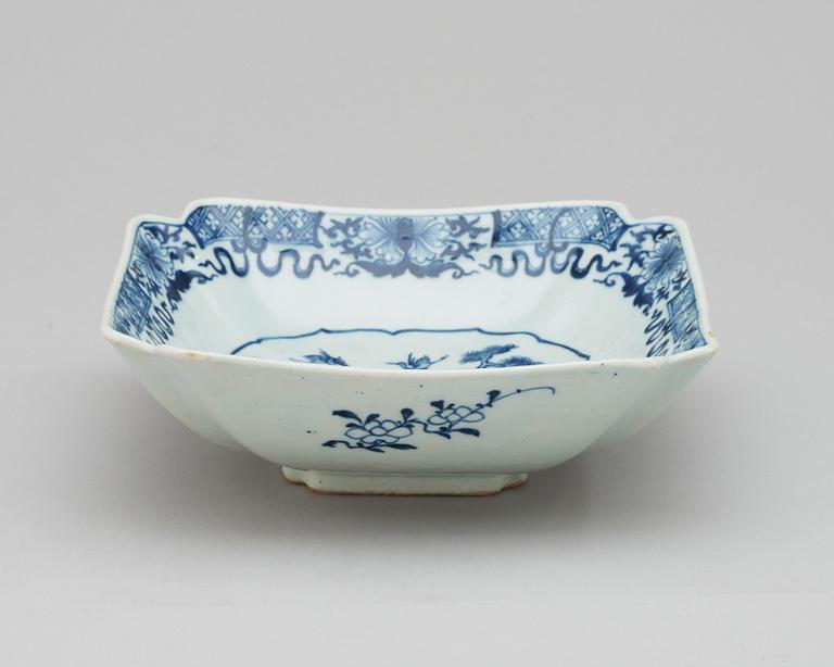 A blue and white bowl. Qing dynasty, Qianlong (1736-95).