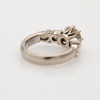 Ring, 18k guld med 5 diamanter.