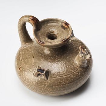 Vinkanna stengods. Troligen Sex dynastier, Jin (265-420).