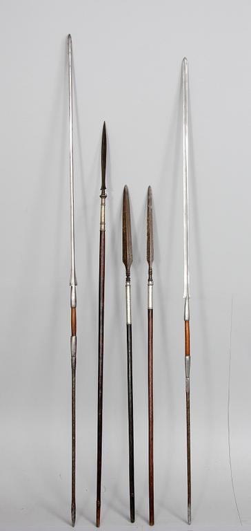 SPJUT, 5 st och PILBÅGE med pilar, bl a Afrika, 1900-tal.