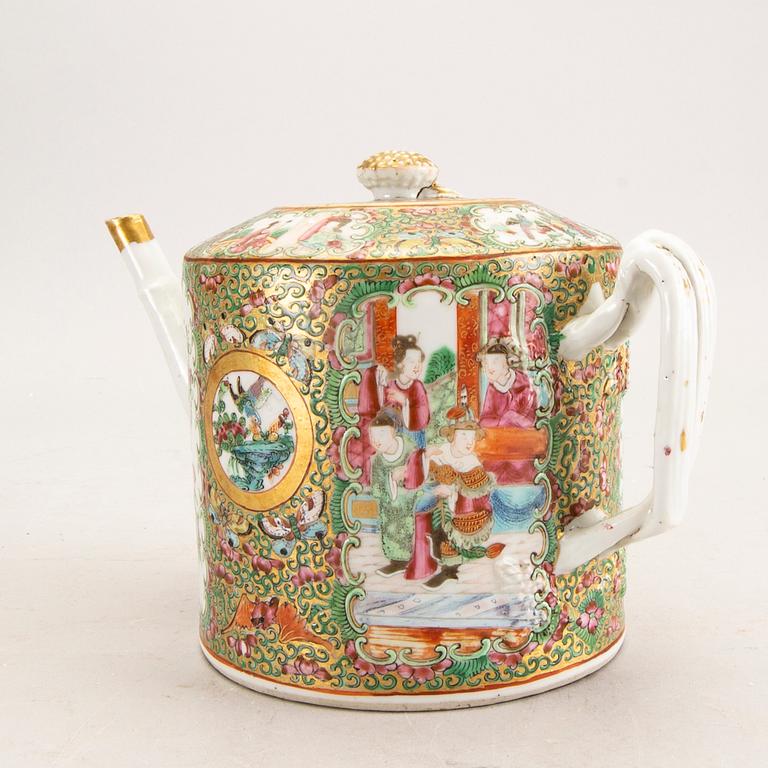 A Chinese kanton porcelain teapot second half of the 19th century.