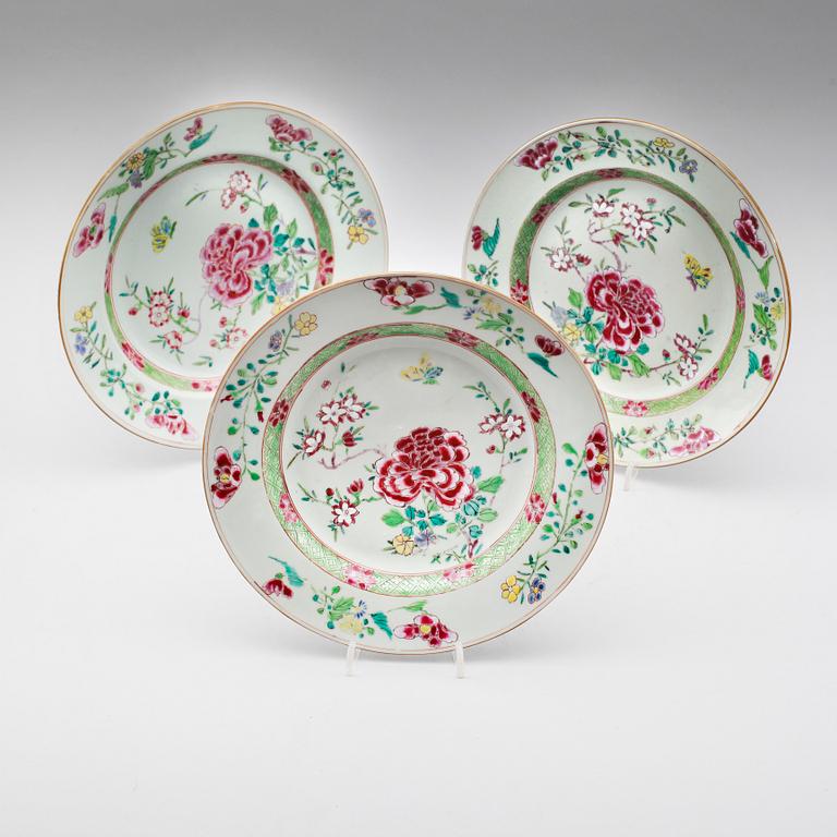 TALLRIKAR, 3 st, porslin, Qianlong 1736-1795.